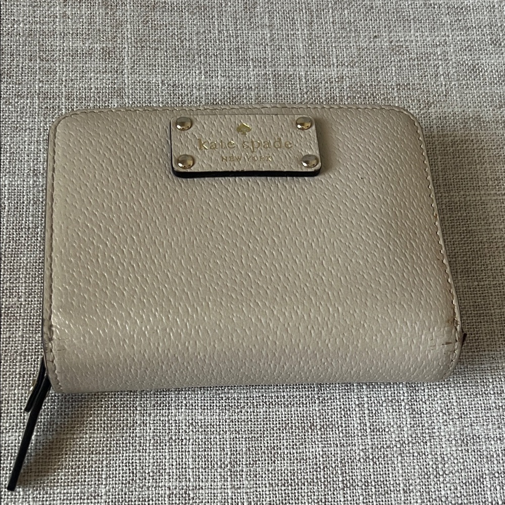 kate spade pebble leather zip wallet in cream with gold plaque